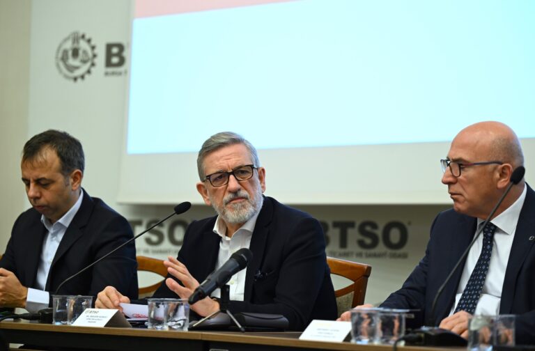 ursa Ticaret ve Sanayi Odası (BTSO) Yönetim Kurulu Başkanı İbrahim Burkay, lojistik sektörü temsilcileri ile bir araya geldi. TEKNOSAB Lojistik Teknopark Girişim Sermayesi Yatırım Fonu’nun kısa sürede 600 yatırımcıya ulaşarak, Türkiye’nin tabana yaygınlık açısından en büyük fonu haline geldiğini belirten Başkan Burkay, “Tüm payların kuruluş sermayesi bedeli karşılığında TEKNOSAB Lojistik Girişim Sermayesi Yatırım Fonu’na devrini gerçekleştirdik. Kamuoyu Aydınlatma Platformu’na (KAP) yaptığımız bildirimle birlikte şirketin yüzde 100 hissesine sahip tek ortağı fon oldu.” dedi.