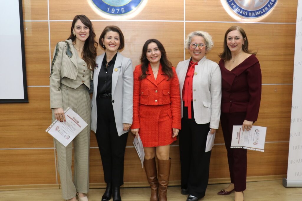 Bursa İş Kadınları ve Yöneticileri Derneği (BUİKAD) ve Bursa Uludağ Üniversitesi Kariyer Uygulama ve Araştırma Merkezi tarafından düzenlenen "Kariyer Planlama ve Girişimcilik" seminerleri, iş dünyasının başarılı kadınları ile üniversiteli öğrencileri bir araya getirdi.