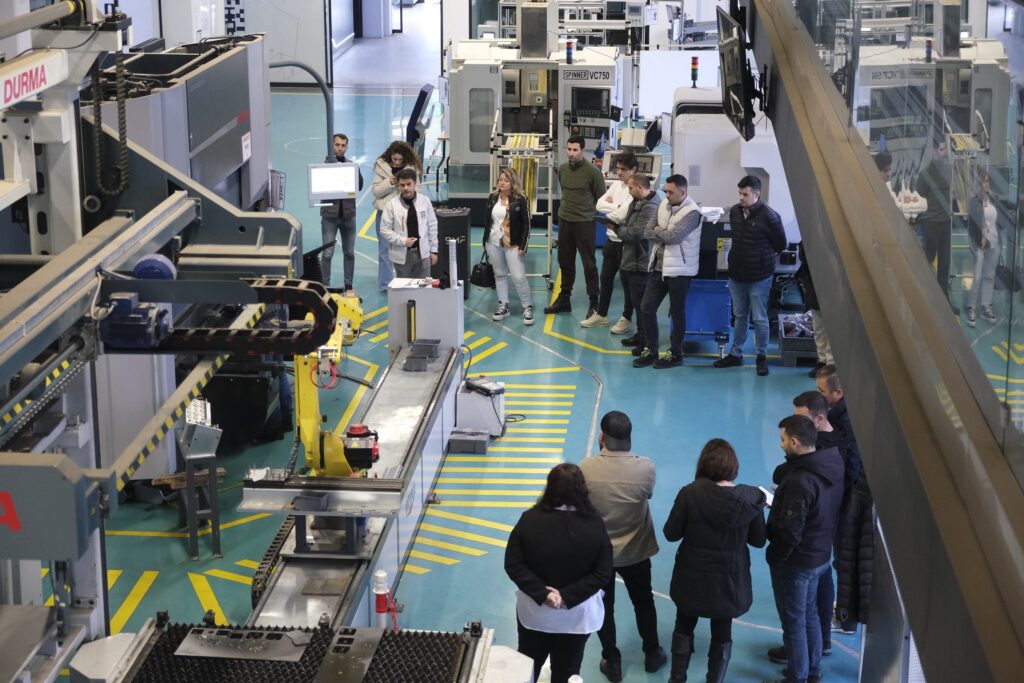 Bursa Ticaret ve Sanayi Odası Enerji Verimliliği Merkezi (BTSO EVM) tarafından düzenlenen Enerji Yöneticisi eğitimlerinin ardından Enerji ve Tabii Kaynaklar Bakanlığı’nın düzenlediği sınavda başarılı olan kursiyerler, Bursa Model Fabrika’da (BMF) Yalın ve Dijital Dönüşüm eğitimi aldı.