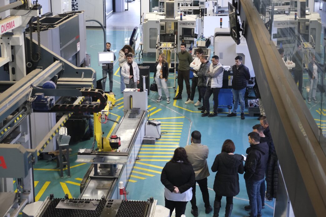 Bursa Ticaret ve Sanayi Odası Enerji Verimliliği Merkezi (BTSO EVM) tarafından düzenlenen Enerji Yöneticisi eğitimlerinin ardından Enerji ve Tabii Kaynaklar Bakanlığı’nın düzenlediği sınavda başarılı olan kursiyerler, Bursa Model Fabrika’da (BMF) Yalın ve Dijital Dönüşüm eğitimi aldı.