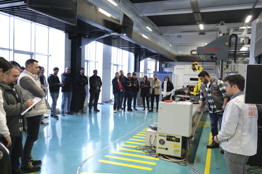Bursa Ticaret ve Sanayi Odası Enerji Verimliliği Merkezi (BTSO EVM) tarafından düzenlenen Enerji Yöneticisi eğitimlerinin ardından Enerji ve Tabii Kaynaklar Bakanlığı’nın düzenlediği sınavda başarılı olan kursiyerler, Bursa Model Fabrika’da (BMF) Yalın ve Dijital Dönüşüm eğitimi aldı.