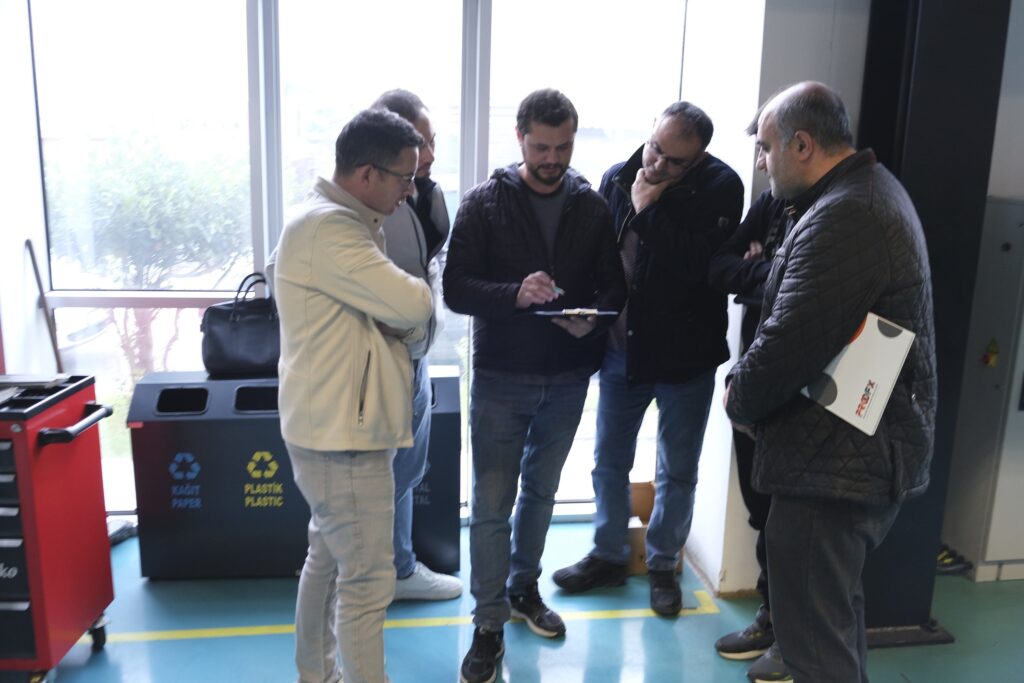 Bursa Ticaret ve Sanayi Odası Enerji Verimliliği Merkezi (BTSO EVM) tarafından düzenlenen Enerji Yöneticisi eğitimlerinin ardından Enerji ve Tabii Kaynaklar Bakanlığı’nın düzenlediği sınavda başarılı olan kursiyerler, Bursa Model Fabrika’da (BMF) Yalın ve Dijital Dönüşüm eğitimi aldı.