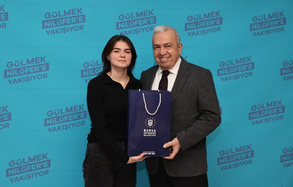 Nilüfer Belediye Başkanı Şadi Özdemir, Bursa Kent Konseyi Gençlik Meclisi’ni ağırladı. Her zaman gençlerin yanında olduklarını belirten Başkan Şadi Özdemir, “Benden önceki belediye başkanları döneminde de Nilüfer Belediyesi, her zaman gençlere kucak açan, onları destekleyen bir yer oldu” dedi.