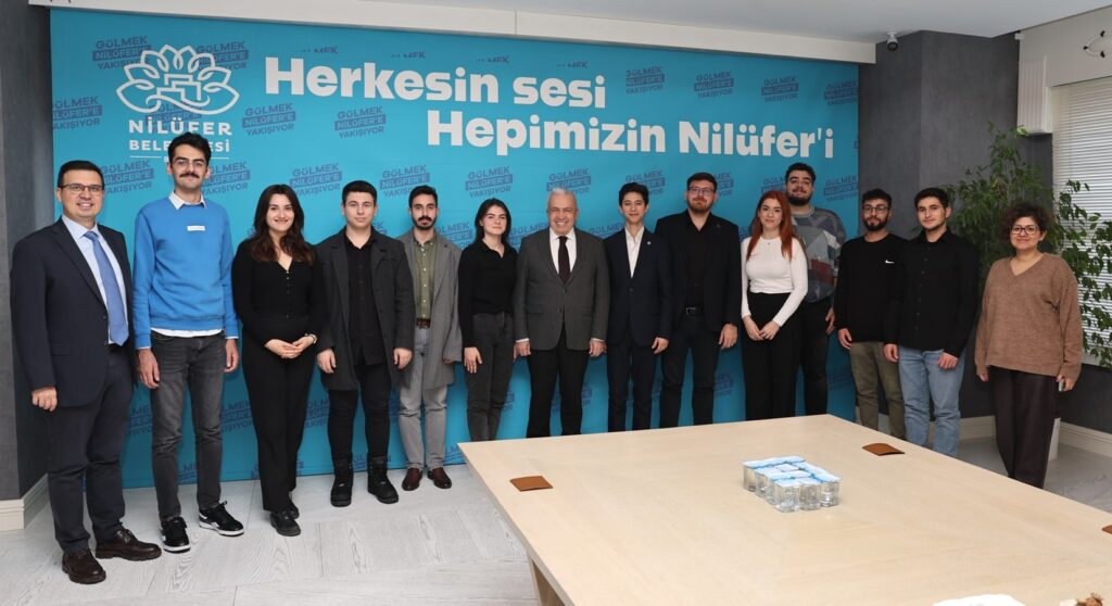 Nilüfer Belediye Başkanı Şadi Özdemir, Bursa Kent Konseyi Gençlik Meclisi’ni ağırladı. Her zaman gençlerin yanında olduklarını belirten Başkan Şadi Özdemir, “Benden önceki belediye başkanları döneminde de Nilüfer Belediyesi, her zaman gençlere kucak açan, onları destekleyen bir yer oldu” dedi.