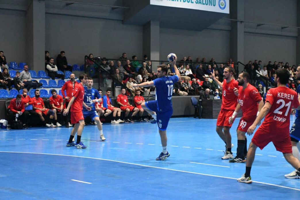 Nilüfer Belediyespor Erkek Hentbol Takımı, kendi evinde ağırladığı İzmir Büyükşehir Belediyespor'u 41-29'luk skorla mağlup ederek ligdeki liderlik takibini sürdürdü.