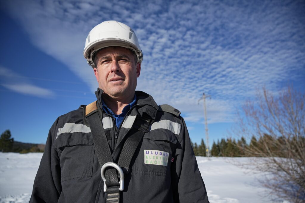 Bursa, Balıkesir , Çanakkale ve Yalova’da 5 milyonun üzerinde nüfusa elektrik dağıtım hizmeti veren UEDAŞ, zorlu kış koşullarına karşı önlemlerini aldı. Saha ekipleri, teknolojik sistemleri ve donanımları ile kış aylarının zor şartlarında, Güney Marmara’da  kesintisiz enerji dağıtımı için çalışmalarına 7/24 devam ediyor.