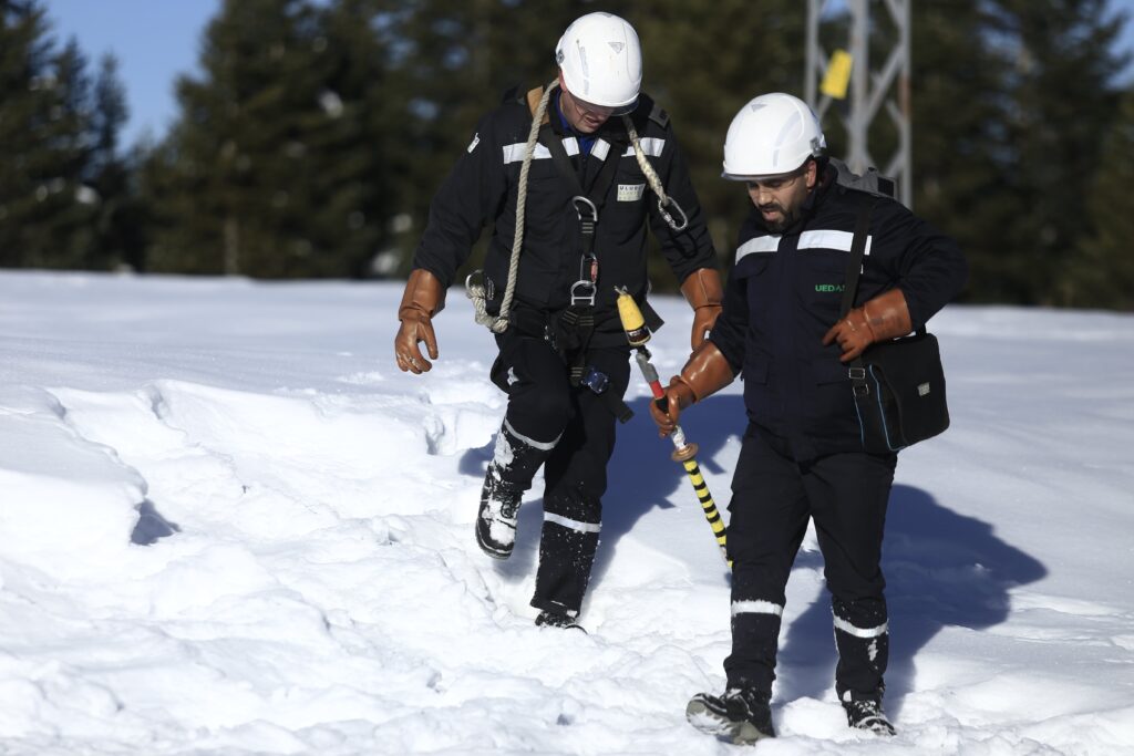 Bursa, Balıkesir , Çanakkale ve Yalova’da 5 milyonun üzerinde nüfusa elektrik dağıtım hizmeti veren UEDAŞ, zorlu kış koşullarına karşı önlemlerini aldı. Saha ekipleri, teknolojik sistemleri ve donanımları ile kış aylarının zor şartlarında, Güney Marmara’da  kesintisiz enerji dağıtımı için çalışmalarına 7/24 devam ediyor.