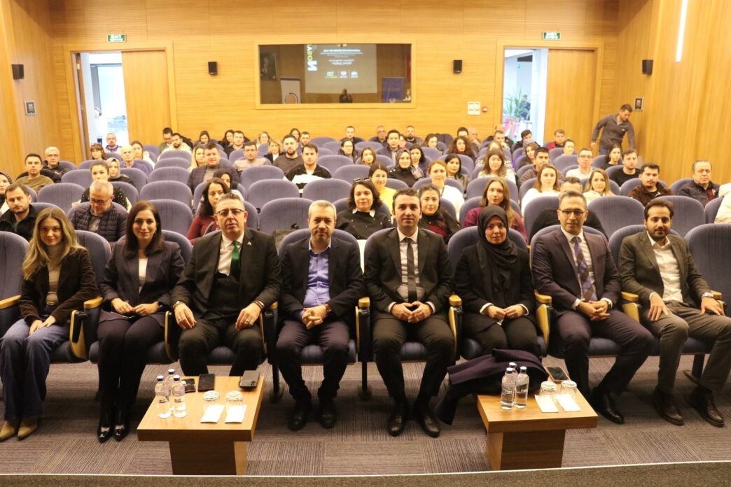 Geçtiğimiz yıl Yeşil OSB unvanını kazanan Nilüfer Organize Sanayi Bölgesi (NOSAB), bu kapsamda 2024 yılı içerisinde gerçekleştirmesi gereken eğitimleri Bursa Çevre Mühendisleri Odası (ÇMO) ve NOSAB Akademi'nin ortak düzenledikleri seminerle tamamladı.