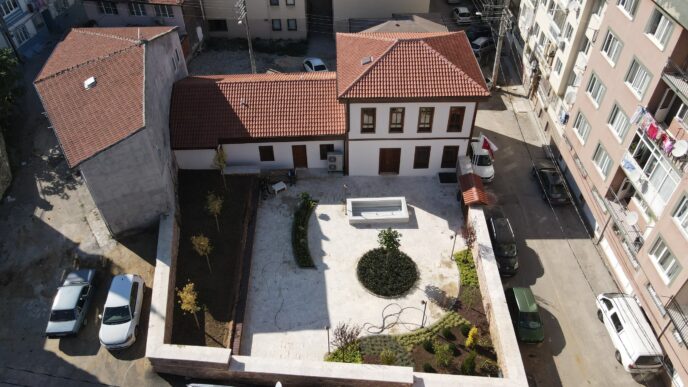 Yıldırım Belediyesi, Hacıseyfettin Mahallesi’nde çalışmaları tamamladığı Geleneksel Sanatlar Merkezi’nin kapılarını açmaya hazırlanıyor.