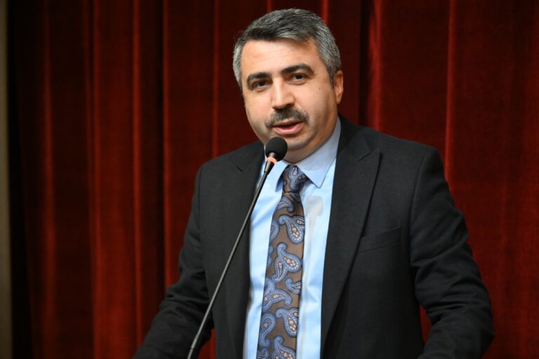 Yıldırım Belediyesi, Hz. Mevlana’nın 751’inci vuslat yıl dönümü dolayısıyla Prof. Dr. Mustafa Kara ve Bursa Türk Müziği Topluluğu’nun katılımıyla ‘Şeb-i Arus’ programı düzenledi.