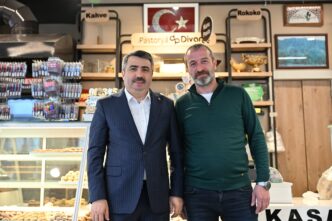 Yıldırım Belediye Başkanı Oktay Yılmaz, Şükraniye Mahallesi’ndeki vatandaşlarla buluştu. Bölgede yürütülen çalışmaları ve kazandırılan hizmetleri yerinde inceleyen Başkan Oktay Yılmaz, bölge halkının taleplerini dinledi ve esnafa 'hayırlı işler' diledi.