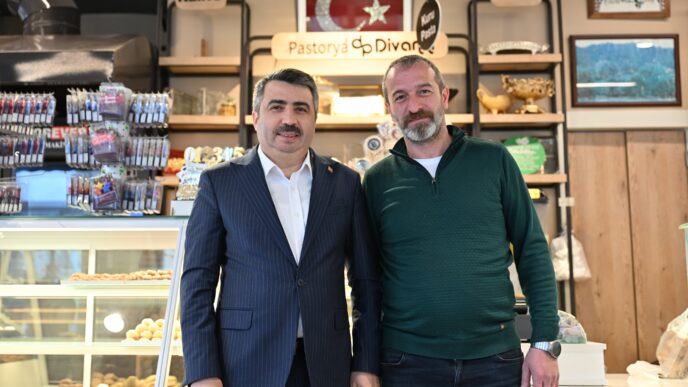 Yıldırım Belediye Başkanı Oktay Yılmaz, Şükraniye Mahallesi’ndeki vatandaşlarla buluştu. Bölgede yürütülen çalışmaları ve kazandırılan hizmetleri yerinde inceleyen Başkan Oktay Yılmaz, bölge halkının taleplerini dinledi ve esnafa 'hayırlı işler' diledi.