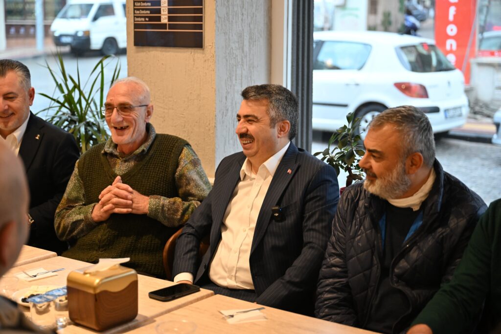 Yıldırım Belediye Başkanı Oktay Yılmaz, Şükraniye Mahallesi’ndeki vatandaşlarla buluştu. Bölgede yürütülen çalışmaları ve kazandırılan hizmetleri yerinde inceleyen Başkan Oktay Yılmaz, bölge halkının taleplerini dinledi ve esnafa 'hayırlı işler' diledi.