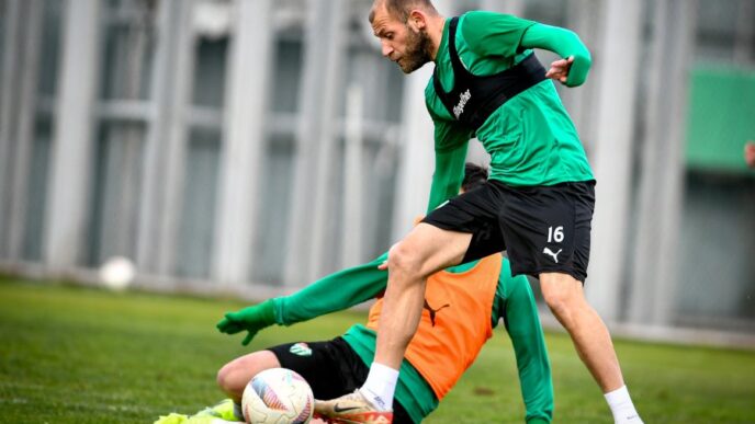 Bursaspor, devre arası çalışmalarının birinci etabını Teknik Direktör Pablo Martin Batalla yönetiminde sabah saatlerinde Özlüce İbrahim Yazıcı Tesisleri'nde yaptığı antrenmanla tamamladı.