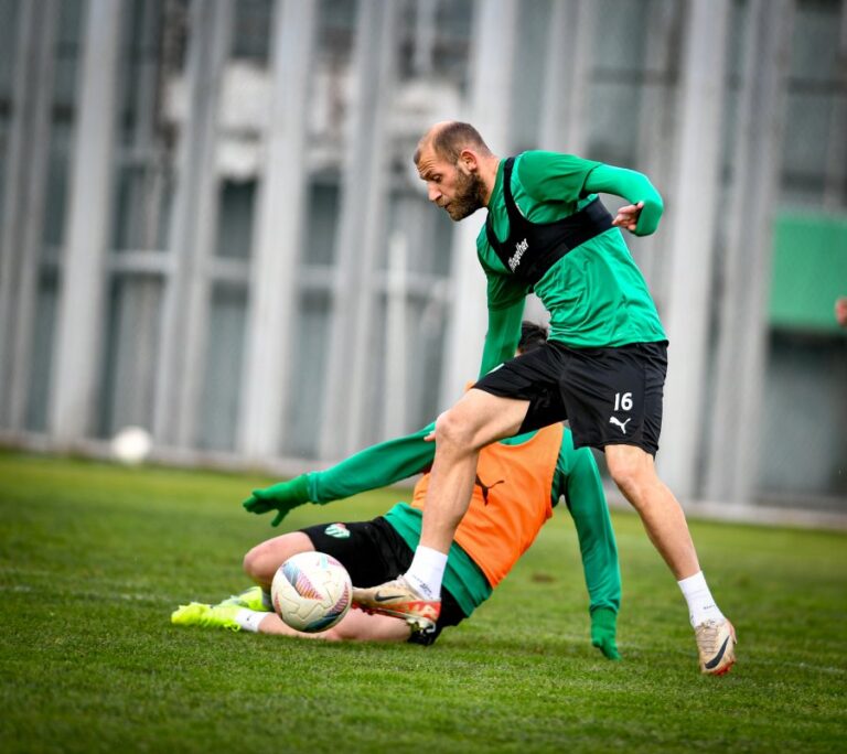 Bursaspor, devre arası çalışmalarının birinci etabını Teknik Direktör Pablo Martin Batalla yönetiminde sabah saatlerinde Özlüce İbrahim Yazıcı Tesisleri'nde yaptığı antrenmanla tamamladı.