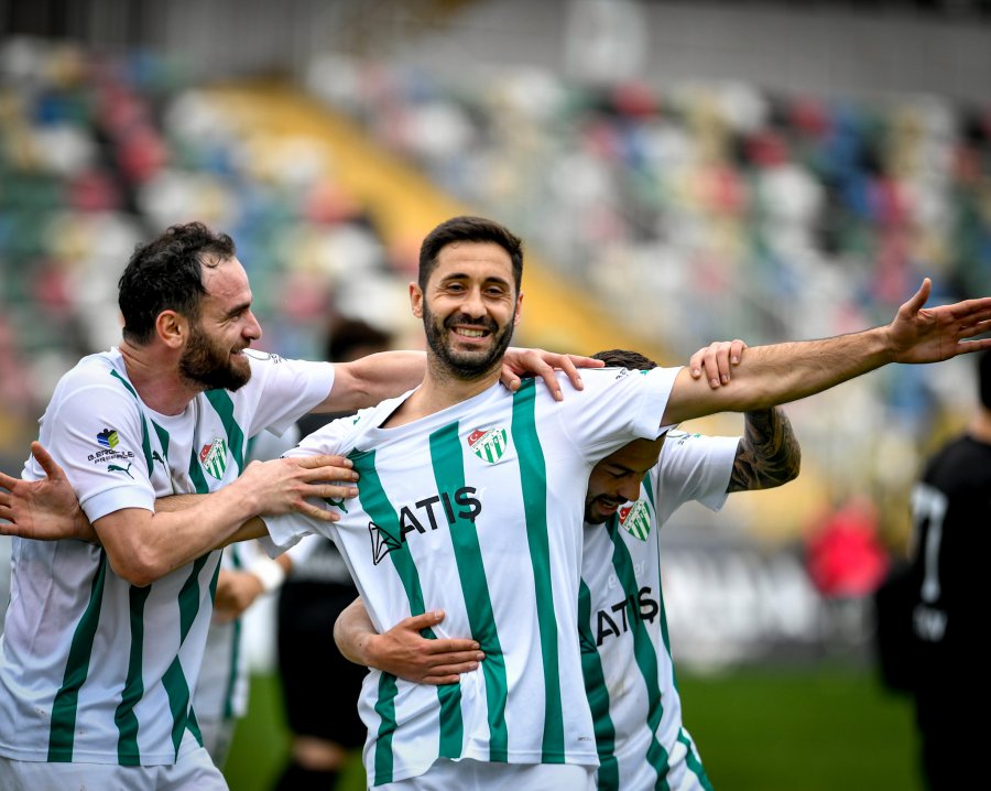 Bursaspor ligin 14. haftasında deplasmanda konuk olduğu Bornova 1877'yi 7-1 yenerek 14 hafta sonunda puanını 38'e yükseltti.