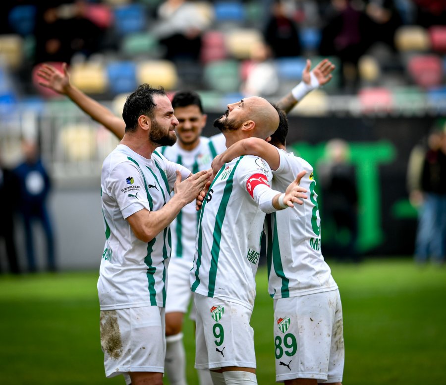 Bursaspor ligin 14. haftasında deplasmanda konuk olduğu Bornova 1877'yi 7-1 yenerek 14 hafta sonunda puanını 38'e yükseltti.