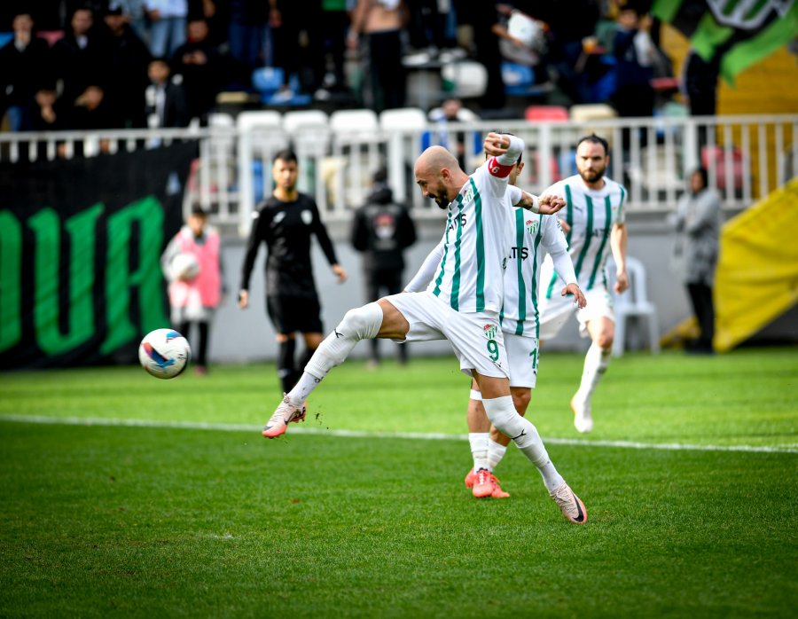 Bursaspor ligin 14. haftasında deplasmanda konuk olduğu Bornova 1877'yi 7-1 yenerek 14 hafta sonunda puanını 38'e yükseltti.
