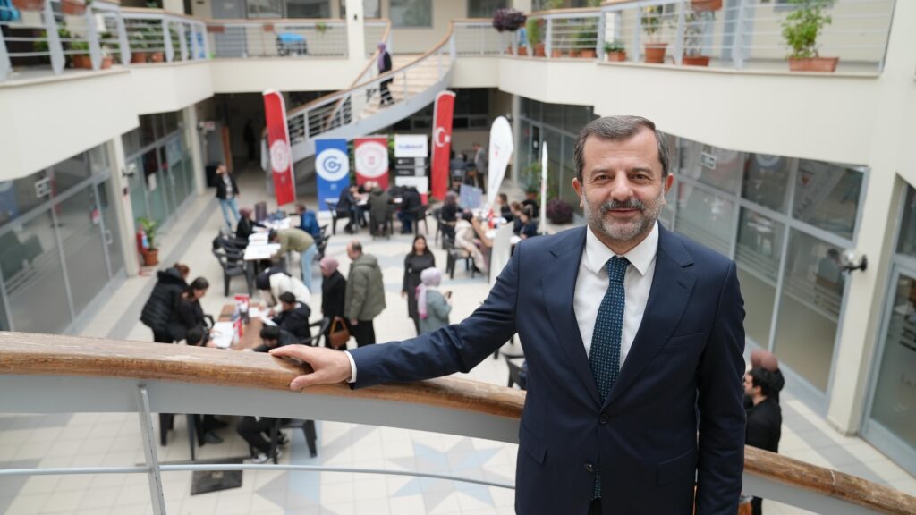 Bursa’nın İŞKUR’a bağlı ilk özel istihdam bürosu Kollektif Kariyer Merkezi’ni beş yıl önce ilçeye kazandıran Gürsu Belediyesi, 5 yılda 4 bine yakın vatandaşın iş bulmasına aracılık etti. Belediyenin istihdam buluşmalarına başvuran her 4 kişiden 1’i iş sahibi oldu. Gürsu Belediyesi, 100. İstihdam Buluşması’na özel düzenlediği fuarda yoğun ilgi ile karşılandı.