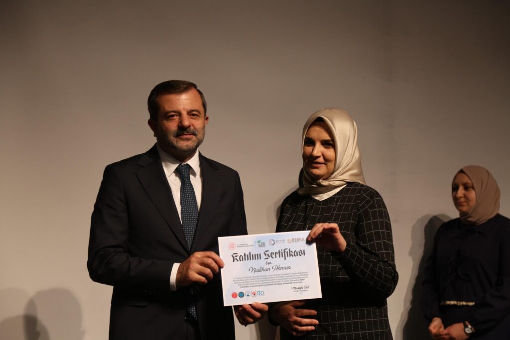 Gürsu Belediyesi’nin Kollektif Kariyer Merkezi çatısı altında sürdürülen Genç Girişimciyiz Projesi, beşinci dönem kursiyerlerini verdi. “E-Ticaret ve Dijital Pazarlama Becerileri ile Gençlerin-Kadınların İstihdamını ve Girişimciliğini Arttırmak” temalı proje kapsamında, 2500 vatandaşa direkt fayda sağlandı.