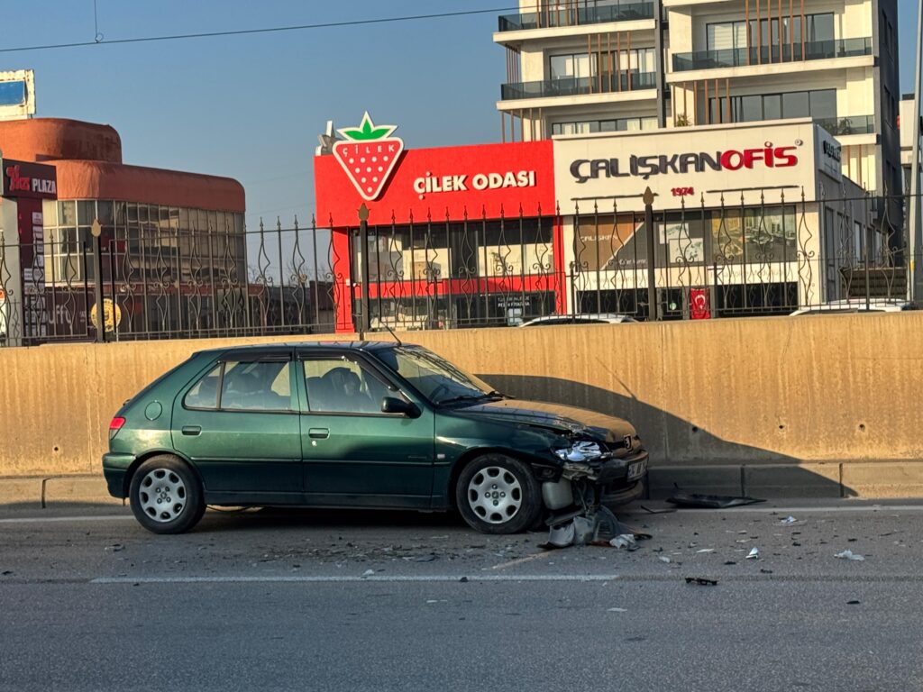 Bursa-Yalova yolunda sabah saatlerinde zincirleme trafik kazası meydana geldi. Kazada üç araç birbirine çarparak maddi hasara yol açarken, olayda herhangi bir yaralanmanın olmaması yüreklere su serpti.