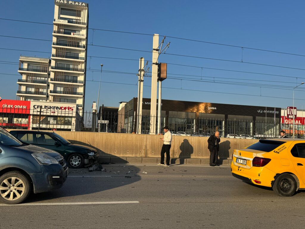 Bursa-Yalova yolunda sabah saatlerinde zincirleme trafik kazası meydana geldi. Kazada üç araç birbirine çarparak maddi hasara yol açarken, olayda herhangi bir yaralanmanın olmaması yüreklere su serpti.