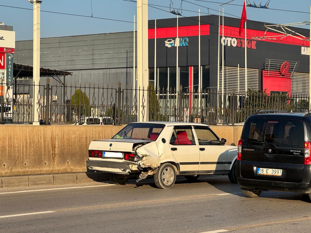 Bursa-Yalova yolunda sabah saatlerinde zincirleme trafik kazası meydana geldi. Kazada üç araç birbirine çarparak maddi hasara yol açarken, olayda herhangi bir yaralanmanın olmaması yüreklere su serpti.