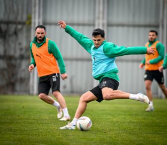 Bursaspor, devre arası çalışmalarını Teknik Direktörümüz Pablo Martin Batalla gözetiminde sabah saatlerinde Özlüce İbrahim Yazıcı Tesisleri’nde yaptığı antrenmanla sürdürdü.