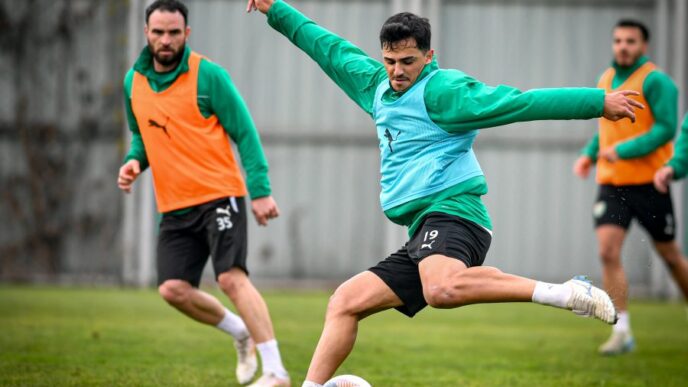 Bursaspor, devre arası çalışmalarını Teknik Direktörümüz Pablo Martin Batalla gözetiminde sabah saatlerinde Özlüce İbrahim Yazıcı Tesisleri’nde yaptığı antrenmanla sürdürdü.