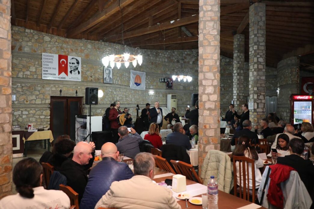 Edremit Belediye Başkanı Mehmet Ertaş, 2024’ün son Pazar gününde bölgede görev yapan basın mensuplarıyla bir araya gelerek yeni yılı kutladı.