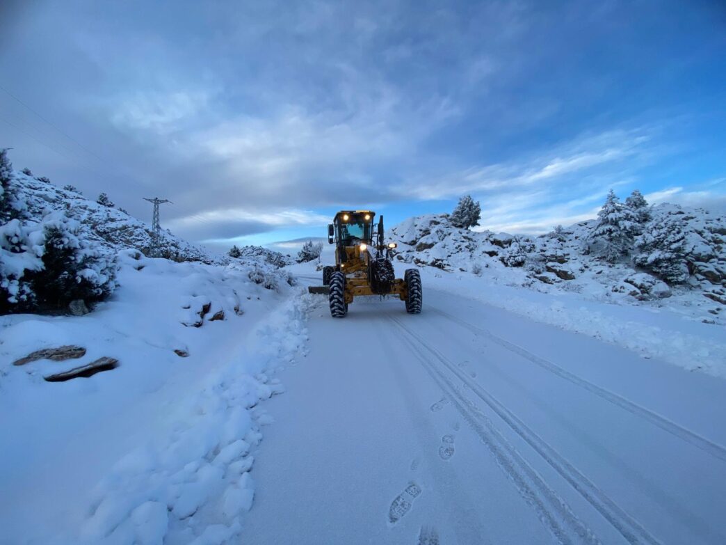 Konya Büyükşehir Belediyesi, kar yağışının etkili olduğu ilçelerde kar temizleme ve yol açma çalışmalarına devam ediyor.