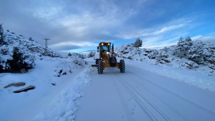Konya Büyükşehir Belediyesi, kar yağışının etkili olduğu ilçelerde kar temizleme ve yol açma çalışmalarına devam ediyor.