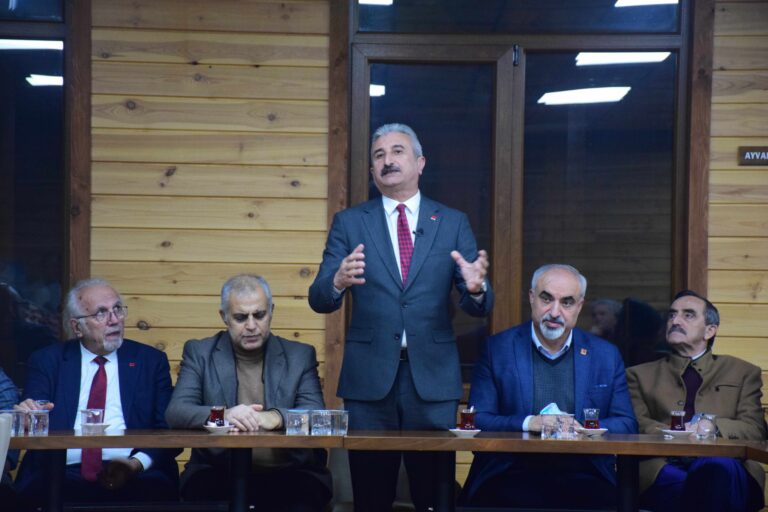 Cumhuriyet Halk Partisi Bursa İl Başkanı Nihat Yeşiltaş, Karacabey’in ardından İnegöl’de bir dizi ziyaret gerçekleştirdi. Yeşiltaş sosyal ve halkçı belediyecilik ile İnegöl’ü hak ettiği noktaya taşıyacaklarını söyledi.