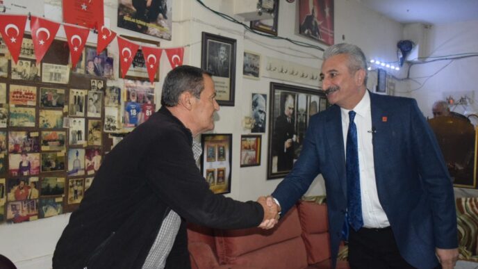 Cumhuriyet Halk Partisi Bursa İl Başkanı Nihat Yeşiltaş, Karacabey’de bir dizi ziyaret gerçekleştirdi. Yeşiltaş, halkın gündeminin yoksulluk, düşük maaşlar, güvencesizlik olduğuna dikkat çekerek yapılacak ilk seçimde kötü gidişe son vereceklerini söyledi.