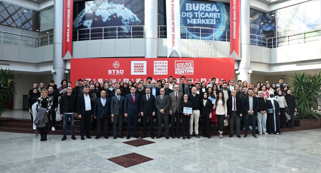 Bursa Ticaret ve Sanayi Odası (BTSO) iş dünyasına rehberlik eden çalışmalarına bir yenisini daha ekledi. Bursa’da ticaretin kalbini oluşturan ‘Tarihi Çarşı ve Hanlar Bölgesi’nin dijital dönüşümü için çalışmalarına hız veren BTSO, bölge esnafını küresel vitrine taşımak amacıyla e-ticaret eğitim programları hazırladı.