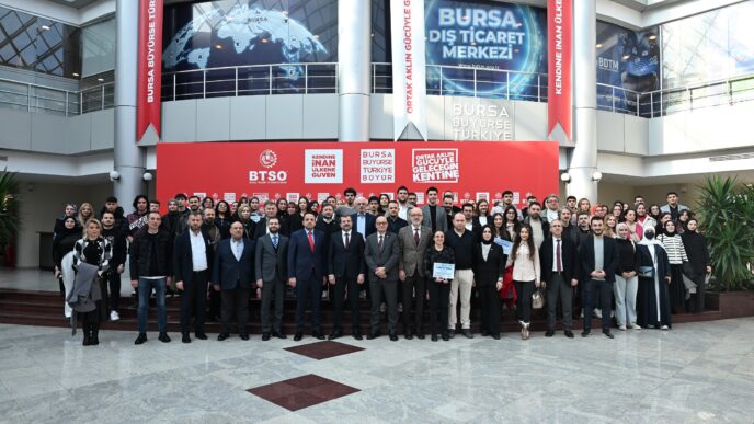 Bursa Ticaret ve Sanayi Odası (BTSO) iş dünyasına rehberlik eden çalışmalarına bir yenisini daha ekledi. Bursa’da ticaretin kalbini oluşturan ‘Tarihi Çarşı ve Hanlar Bölgesi’nin dijital dönüşümü için çalışmalarına hız veren BTSO, bölge esnafını küresel vitrine taşımak amacıyla e-ticaret eğitim programları hazırladı.