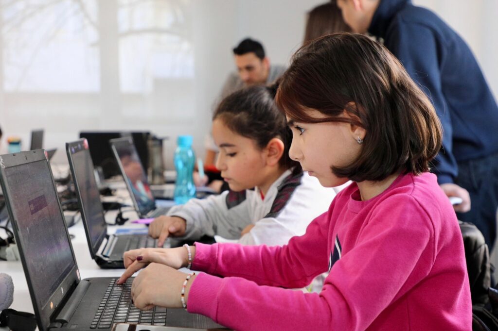 Mudanya Belediyesi, geleceğin dili olarak adlandırılan Robotik Kodlama Atölyeleri ile çocukları geleceğe hazırlıyor. Yoğun ilgi gören atölyelerde çocuklar, kodlamanın temel dilini öğrenirken yaratıcı dünyalarını geliştiriyor, takım çalışmasını öğreniyor.