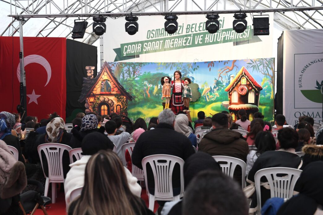 Osmangazi Belediyesi’nin yarıyıl tatiline giren çocukların güzel ve kaliteli vakit geçirmesi adına kurduğu Çadır Sanat Merkezi ve Kütüphanesi’nde Grimm kardeşlerin dünyaca ünlü masalı Hansel ile Gretel sahnelendi. Etkinlik çadırını dolduran çocuklar oyunu keyifle izledi.