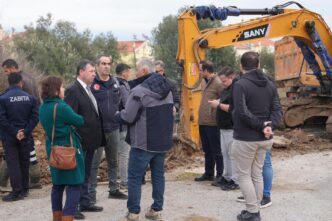 İskele Mahallesi, Adyar Mevkiinde yaşanan kanalizasyon hattında oluşan arızalar nedeni ile yaşanılan çöküntülerin ardından oluşan deniz kirliliği neticesinde Burhaniye Belediyesi ve Balıkesir Büyükşehir Belediyesi alarma geçti. 