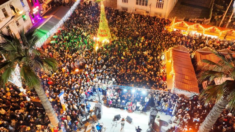 Mudanya Mütareke Meydanı’nda gerçekleştirilen yılbaşı kutlamaları, halkın yoğun katılımıyla unutulmaz bir geceye dönüştü. Mudanyalıların yeni yıl sevincine ve coşkusuna ortak olan Mudanya Belediye Başkanı Deniz Dalgıç, “En güzel yılları hep birlikte Mudanya’da yaşayalım” dedi.