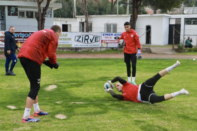 Bölgesel Amatör Lig 8. Grup'ta mücadele eden Burhaniye Belediyespor Futbol A Takımı, 2 Şubat 2025 Pazar günü saat 14.00’te Burhaniye 8 Eylül Stadı’nda oynanacak olan, ligde lider konumunda bulunan Fethiye İdman Yurdu karşılaşması için hazırlıklarına hız kesmeden devam ediyor.