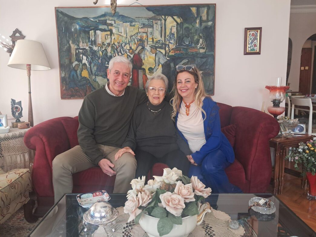 İzmir Gazeteciler Cemiyeti, 2025 yılını sağlık sorunlarıyla mücadele eden üyelerini ve meslek büyüklerini ziyaret ederek karşıladı. Bu anlamlı ziyaretler, dayanışma ruhunu pekiştirirken yeni yılın ilk günlerinde duygusal anlara sahne oldu.