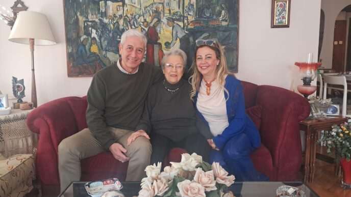 İzmir Gazeteciler Cemiyeti, 2025 yılını sağlık sorunlarıyla mücadele eden üyelerini ve meslek büyüklerini ziyaret ederek karşıladı. Bu anlamlı ziyaretler, dayanışma ruhunu pekiştirirken yeni yılın ilk günlerinde duygusal anlara sahne oldu.