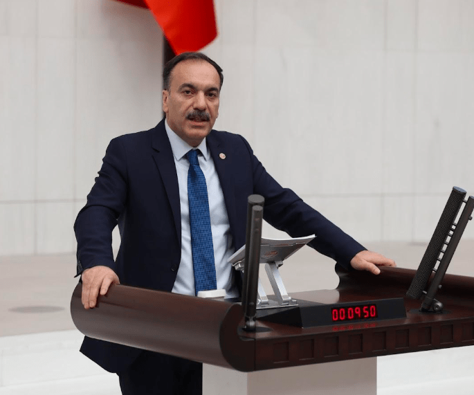 Kartalkaya Kayak Merkezi’nde meydana gelen otel yangını, ihmaller zincirini ve güvenlik standartlarının yetersizliğini gözler önüne serdi. Yaşanan faciada hayatını kaybedenlerin sayısı 66’ya yükselirken, yaralılar için tedavi süreci devam ediyor. Türkiye’nin önde gelen turizm destinasyonlarından birinde yaşanan bu trajedi, kamuoyunda büyük bir üzüntü ve tepkiyle karşılandı.