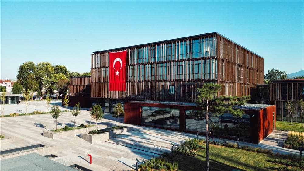 İnegöl Belediyesi ile İMOSPAK (İnegöl Mobilya Satış ve Pazarlama Komitesi) iş birliğinde satış ve pazarlama temsilcilerine yönelik eğitim programı düzenlendi.