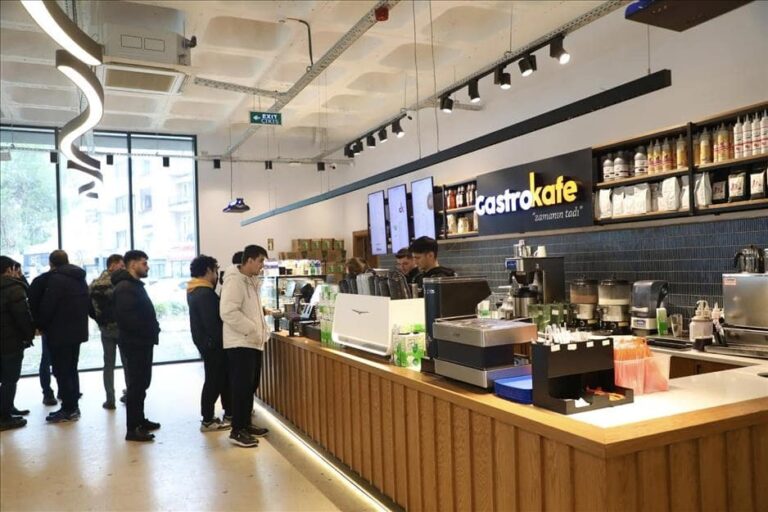 İnegöl Belediyesi’nin modern kafe konseptiyle hizmet veren lezzet durağı Gastro Kafe’nin çalışma saatleri güncellendi. Düzenlemeye göre Gastro Kafe sabah 08.30 ile akşam 22.30 arasında hizmet verecek.