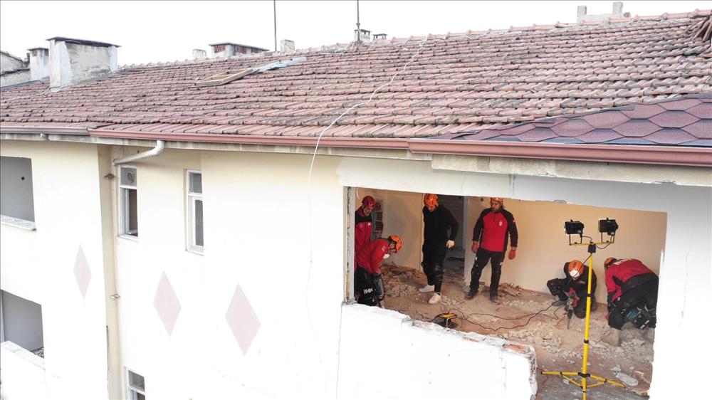 İnegöl’ün ilk yerinde kentsel dönüşüm projesi olan Turgutalp Mahallesinde İnegöl Belediyesi şehirdeki arama kurtarma ekiplerine eğitim fırsatı da sunuyor. Ekipler yıkım çalışmaları devam eden bölgede deprem tatbikatları ve enkazda arama kurtarma çalışması eğitimleri gerçekleştirdi.