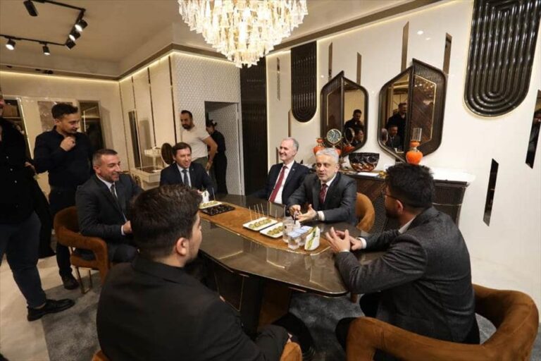 İnegöl Mobilyasının 200’ü aşkın firmayla temsil edildiği IIFF-İstanbul Uluslararası Mobilya Fuarı sürüyor. AK Parti Bursa Milletvekili Ayhan Salman, İnegöl Belediye Başkanı Alper Taban ve AK Parti İnegöl İlçe Başkanı Mustafa Durmuş fuarda İnegöllü Mobilyacıları ziyaret etti.