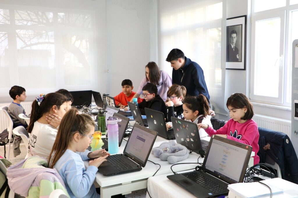 Mudanya Belediyesi, geleceğin dili olarak adlandırılan Robotik Kodlama Atölyeleri ile çocukları geleceğe hazırlıyor. Yoğun ilgi gören atölyelerde çocuklar, kodlamanın temel dilini öğrenirken yaratıcı dünyalarını geliştiriyor, takım çalışmasını öğreniyor.