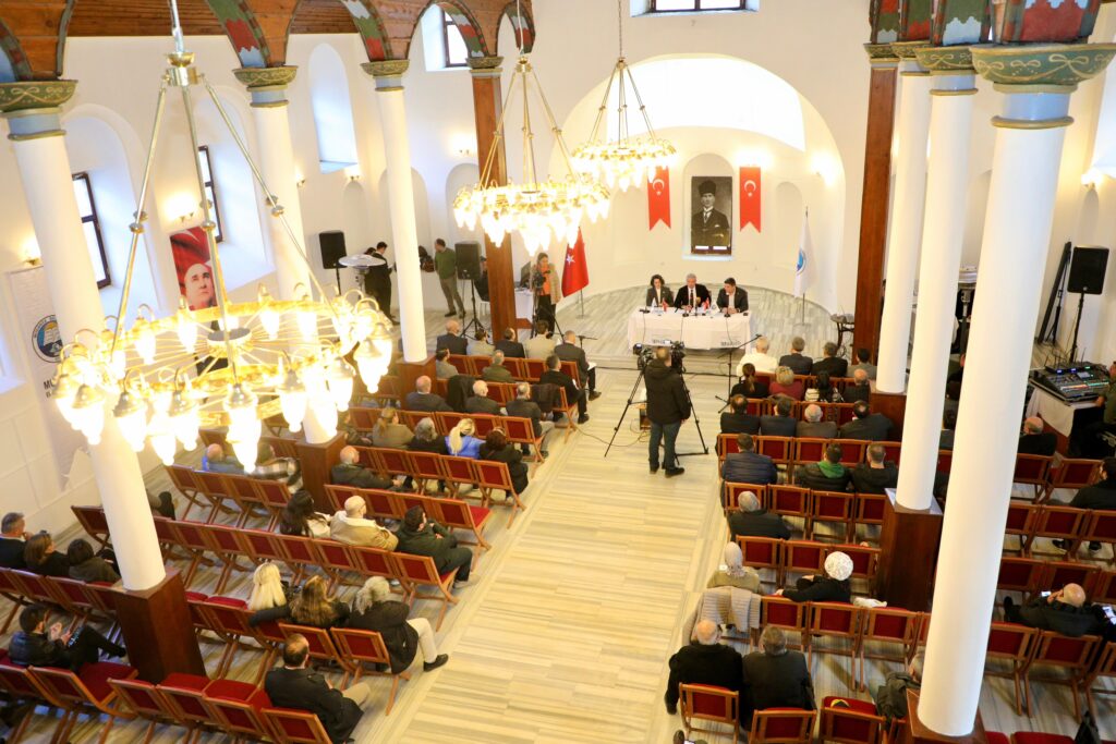 Mudanya Belediyesi Meclisi yeni yılın ilk toplantısında Güzelyalı Kapalı Pazar Yeri’ne Mudanya’ya yıllarca hizmet eden esnafın efsane başkanı Emir Ali Usta’nın isminin verilmesini oybirliğiyle kabul etti.